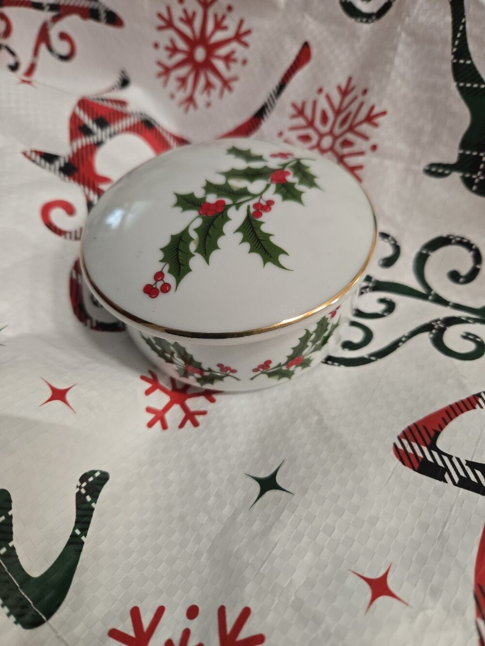 Vintage Holly Berry Porcelain Trinket Box Japan – Gold Trim Holiday Christmas